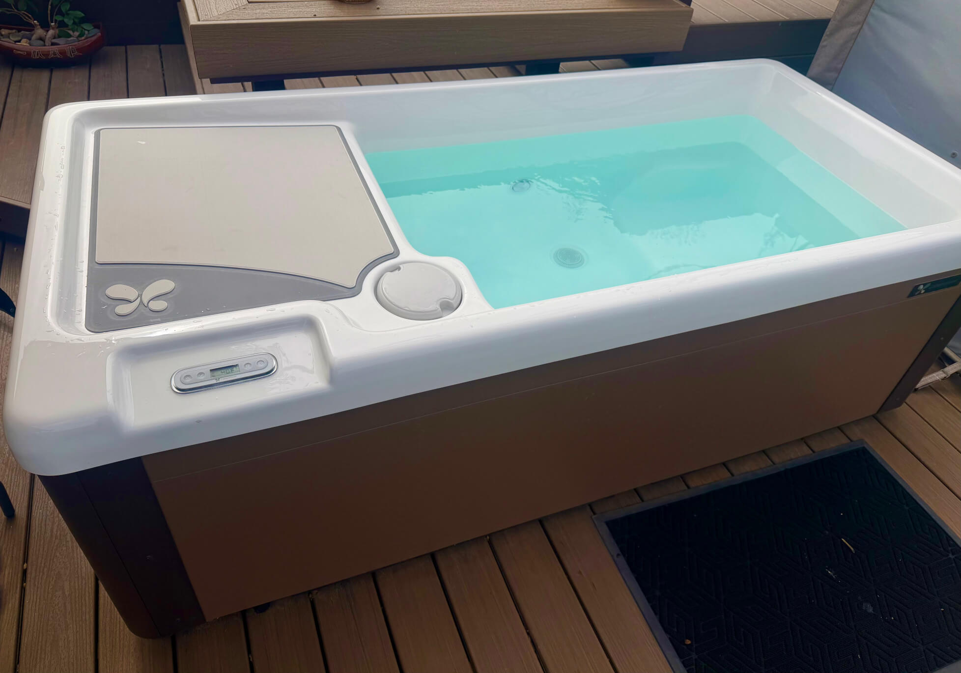 Temperature-controlled cold plunge tub on the deck