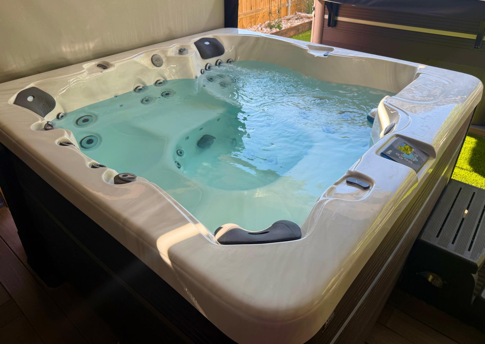 Hydrotherapy hot tub with therapeutic jets